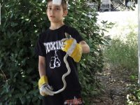 Αμφιλοχία: Ο Παναγιώτης από 4 ετών κυνηγάει ερπετά και παίζει με τα φίδια