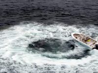 Απίστευτο περιστατικό στον Αμβρακικό – Ακυβέρνητο σκάφος κυνηγά το χειριστή του – Παραλίγο τραγωδία